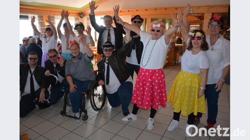 Inmitten des Männerballetts der Selbsthilfegruppe Behinderte-Nichtbehinderte fühlten sich auch Bürgermeister Roland Grillmeier (hinten, Mitte) und SHG-Leiterin Martina Sötje (vorne, Dritte von links) wohl. Bild: jr