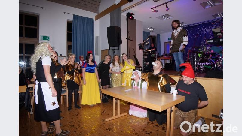 Bei der Maskenprämierung genügte in diesem Jahr nicht alleine eine tolle Maske. Die Gäste mussten sich auch noch mehreren Wettbewerben stellen. Bild: nib