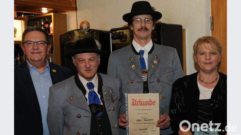 Für 20 Jahre Mitgliedschaft wurde Thomas Otto geehrt.Von links: Bürgermeister Martin Preuß, Peter Baringer, Thomas Otto und Ingrid Ruscheinski. Bild: gf