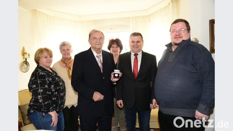 Anton Enders freut sich gemeinsam mit seinen engsten Angehörigen Gudrun Reber, Heike Enders, und Sandra Kammerer (von links) über die Glückwünsche von Bürgermeister Karlheinz Budnik und dessen Geschenk, die Stadtmedaille in Silber, sowie über die Segenswünsche von Pfarrer Hubert Bartel (rechts). Bild: bey