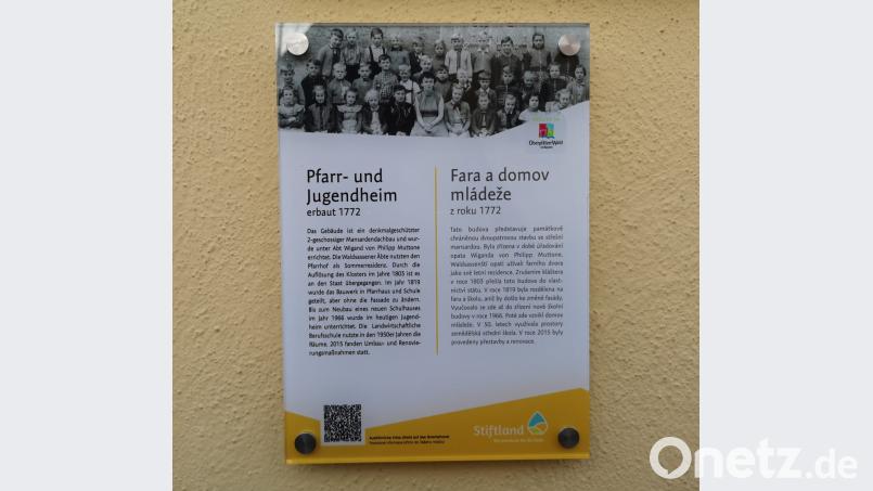 Eine historische Aufnahme von einstigen Schülern schmückt die Infotafel am Eingang des Pfarr- und Jugendheims in Leonberg. Bild: lnz