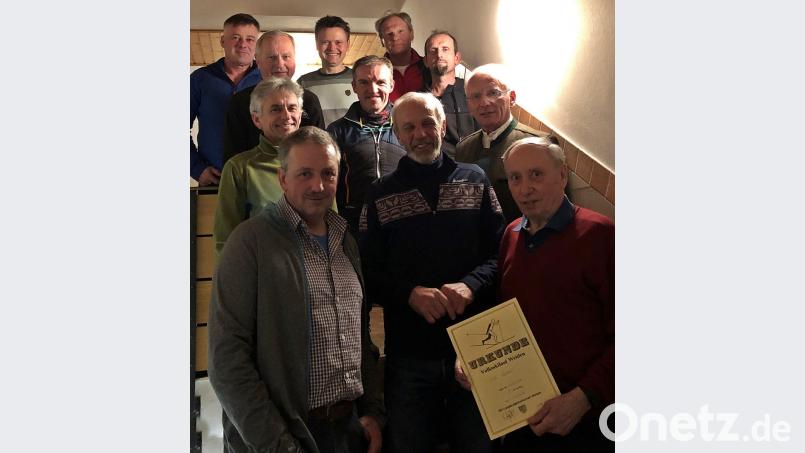 Der neue Vorstand (links, von unten): Michael Ertl, Hermann Schlosser, Hubert Schuller, Josef Koller sowie (Mitte, von unten) Robert Spickenreuther, Wolfgang Stöckl, Markus Schuller mit (rechts, von unten) Erich Kummer, Hans Hiermaier und Christian Weidl-Haberkorn. Bild: zer