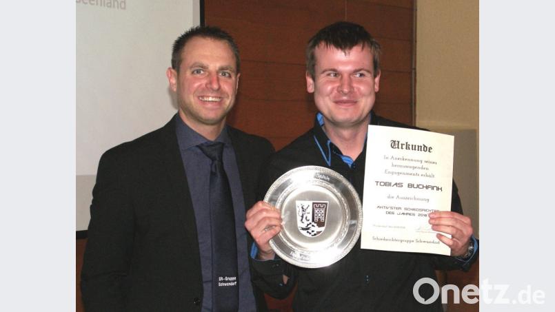 Obmann Florian Fleischmann (links) zeichnete Tobias Buchfink (rechts) als &quot;aktivsten Schiedsrichter&quot; der Gruppe Schwandorf aus. Bild: Hirsch