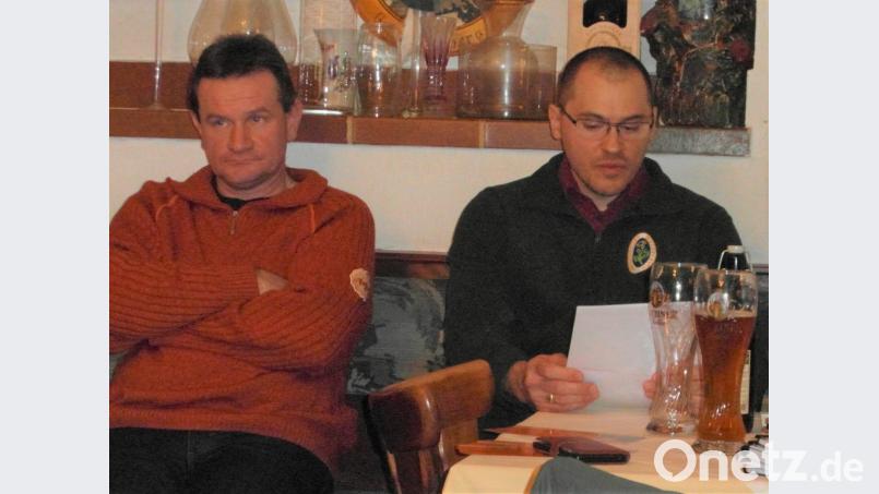 Vogelwart Thomas Stingl (rechts) berichtet von seinen Beobachtungen und denen seiner Helfer. Zu ihnen gehört auch und Stephan Hautmann (links), der sich mit um die Nistkästen kümmert. Bild: hl