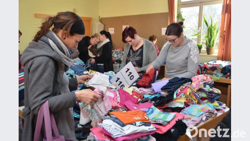 Beim Kinderbasar "Zwergentreff" warten knapp 4000 Artikel im Gemeindehaus auf interessierte Kunden. Bild: dob