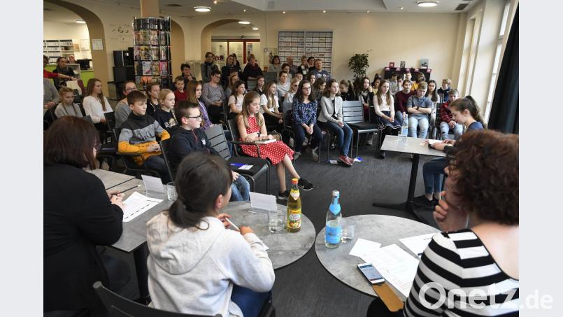 Souverän vor Jury und Publikum: Die Teilnehmer des Amberger Stadtentscheids beim Vorlesewettbewerb. Bild: Petra Hartl