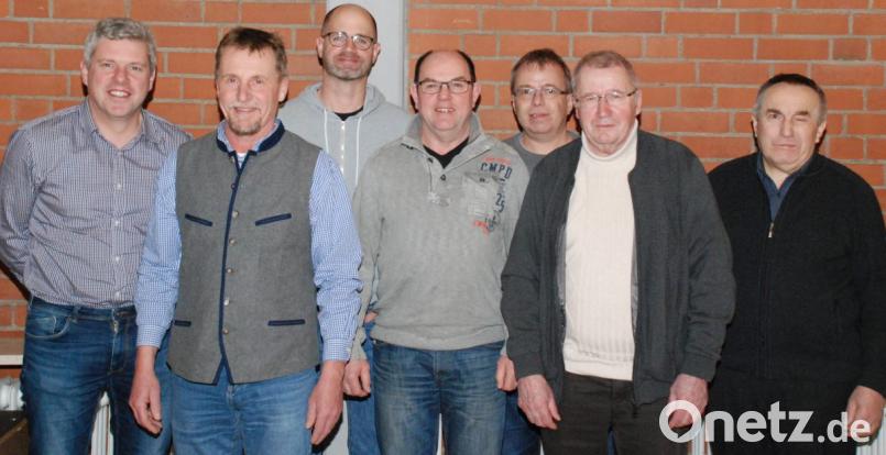 Die neuen Mitglieder der Kirchenverwaltung Aschach-Raigering (von links): Norbert Weiß, Klaus Donhauser, Stefan Binner, Hermann Pirzer, Roland Erras, Alfred Schorner, Pfarrer Eduard Kroher. Bild: sche