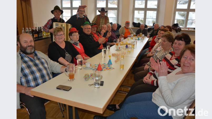 Einen vergnüglichen Nachmittag verbrachten zahlreiche Senioren im Pfarr- und Jugendheim Leonberg. Zur guten Stimmung im Saal beigetragen haben Alleinunterhalter Klaus Putzer, Pfarrer Anton Witt und Bürgermeister Johann Burger (stehend, von links). Bild: jr