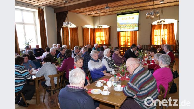 Die Seniorenrunde St. Elisabeth genießt einen gemütlichen Nachmittag im Pfarrheim bei Kaffee und Kuchen. Bild: fvo