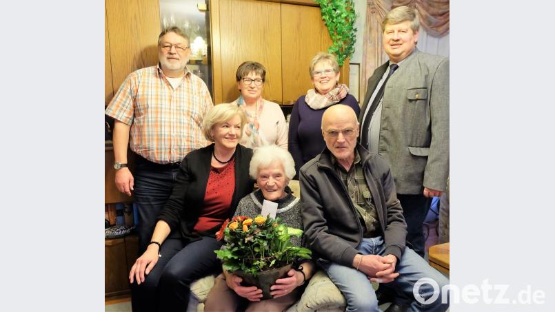 Zum 90. Geburtstag lassen die Gäste Linda Richtmann hochleben. Sohn Norbert (sitzend, rechts) lebt bei seiner Mutter im Haus und kümmert sich um sie. Tochter Agnes (sitzend, links) ist oft in Etzenricht, um die Mama zu besuchen. Bürgermeister Martin Schregelmann (stehend, von rechts), Maria Smola, Lina Eggmeier und Gerhard Zwack gratulieren. Bild: wlr