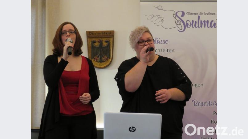 Großartige Musik für eine gute Sache: Die Sängerinnen des Duos "Soulmate", Stefanie Grödner und Bettina Mildner (von links). begeisterten im Sitzungssaal ihr Publikum. Bild: ubb