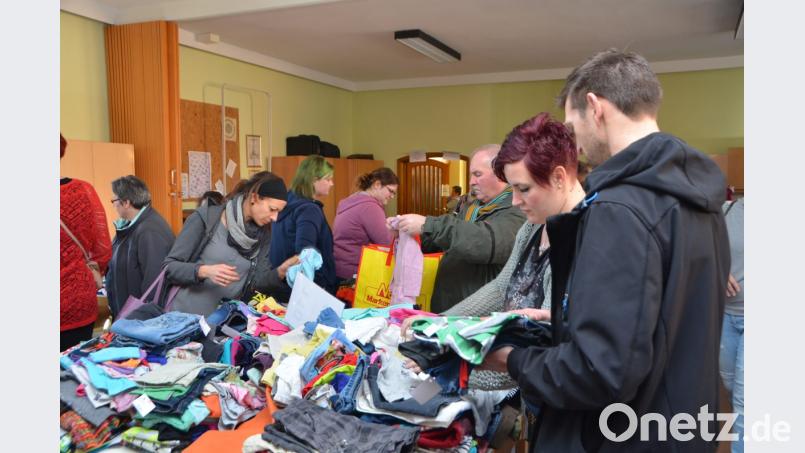 Beim Kinderbasar "Zwergentreff" warteten knapp 4000 Artikel im Gemeindehaus auf interessierte Kunden. Bild: dob