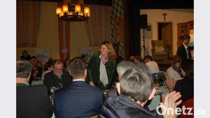 Mit einem strahlenden Lächeln bedankte sich die Bezirksvorsitzende Tanja Schweiger für die Bestätigung im Amt. Bild: gib