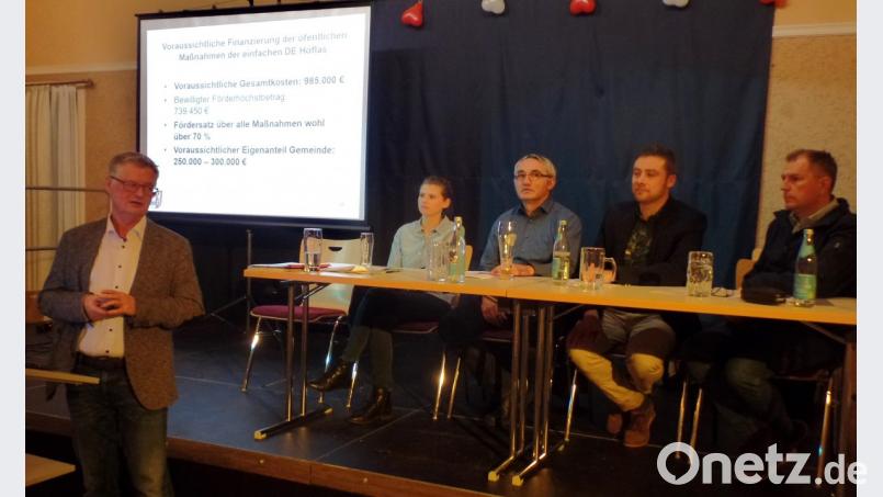 Kompetente Referenten erläutern beim Informationsabend im Saal des Gemeindezentrums die Maßnahmen zur einfachen Dorferneuerung „Vorbach III“ und &quot;Höflas&quot; sowie Fördermöglichkeiten von privaten Maßnahmen. Bürgermeister Werner Roder (links) hatte dazu (von rechts) Markus Schieder, Benjamin Quaas, Georg Braunreuther und Martina Lenk eingeladen. Bild: br