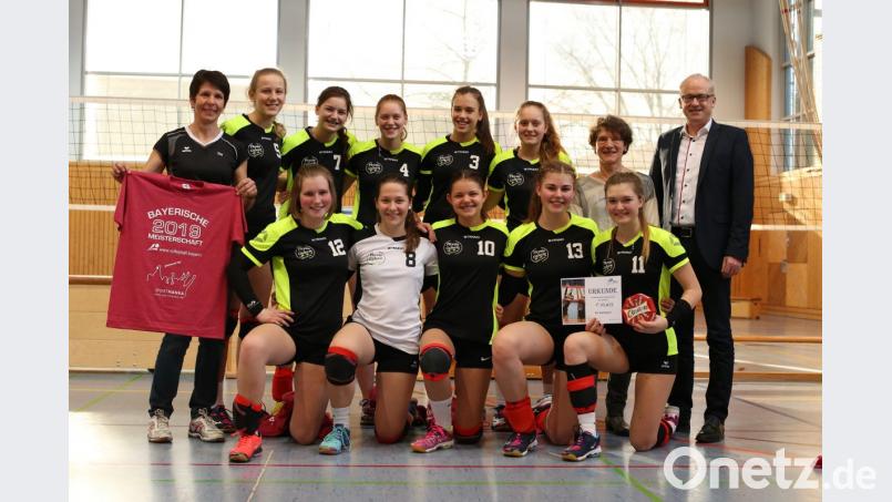 Bürgermeister Bernhard Lindner (rechts) gratulierte den Hahnbacher Mädchen zum Sieg bei der Nordbayerischen Meisterschaft der U18 im Volleyball. Bild: exb