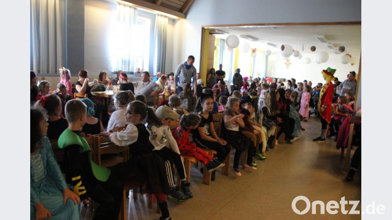 Beim Kinderfasching der DJK geht es rund im Pfarrheim. Bild: exb