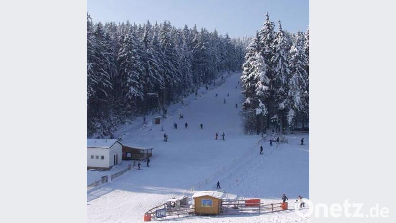 Direkt neben dem Haupthang können Skianfänger in Ruhe üben. Die Piste ist über einen Zaun abgetrennt und verfügt über einen eigenen Lift. Bild: ens