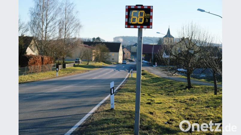 Die Testmessungen der Smiley-Geräte in Tremmersdorf verhießen nichts Gutes: Ein Drittel der Verkehrsteilnehmer fährt auf der Staatsstraße zumindest am Ortsanfang viel zu schnell. Bild: do