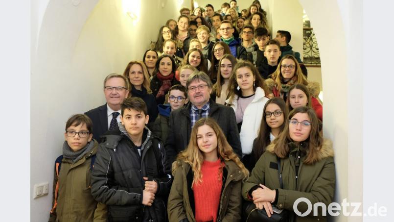 Gelebtes Europa dank Erasmus plus: sechs Nationen (Griechenland, Portugal, Polen, Frankreich, Türkei und Deutschland) freundschaftlich vereint – mit Bürgermeister Martin Preuß (zweite Reihe, links) und Schulleiter Peter Welnhofer (zweite Reihe, Mitte). Bild: Sibylle Sandner, Stadt Amberg