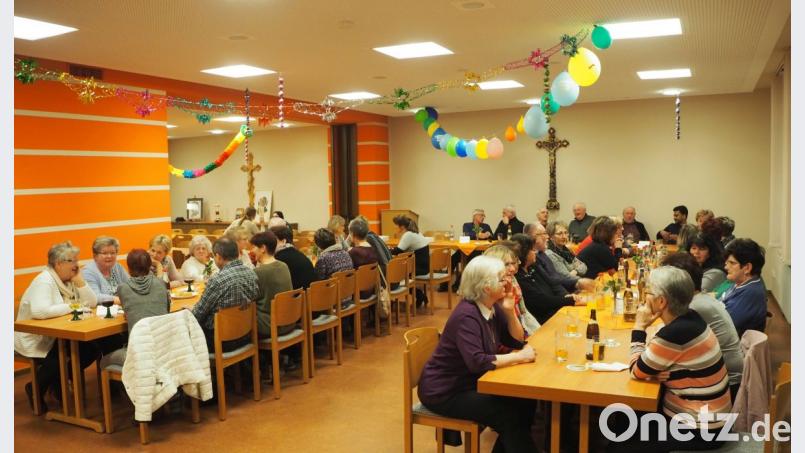 Pfarrer Erwin Bauer dankte im Namen der Kirchenverwaltung mit der Einladung zu einem Dankessen allen engagierten haupt-, neben- und ehrenamtlichen Mitarbeiterinnen und Mitarbeitern für die Unterstützung. Bild: gz