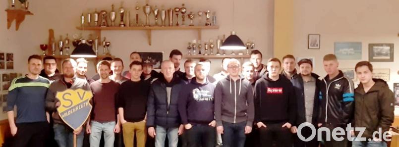 Der Sportverein Wildenreuth meldet für 2019 wieder eine Fußballmannschaft an. Gut 25 junge Spieler machen mit. Mit auf dem Bild: SV-Vorsitzender Klaus Gredinger (erste Reihe, Fünfter von links). Bild: njn