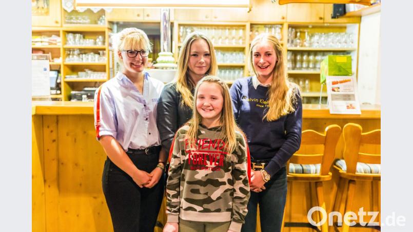 Auf dem Bild sind von links nach rechts Magdalena Kerscher, Celina Seebauer, Sofia Wild und vorne Emily Gräßl zu sehen.) Bild: exb/Michael Hellmuth