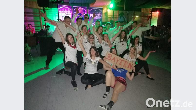 Zum Schluss traten die Frauen und Männer zu einem Tanz nach „Rock mi“ von den Alpenrebellen auf. Bild: gi