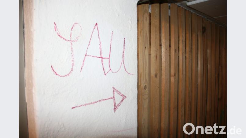 Der „Wegweiser“ ist eindeutig und beleidigend zugleich. Welcher Schmierfink sich dort verewigt hat, lässt sich nur erahnen. Der überflüssige Wegweiser bleibt vorerst und wird nicht übertüncht Bild: wro