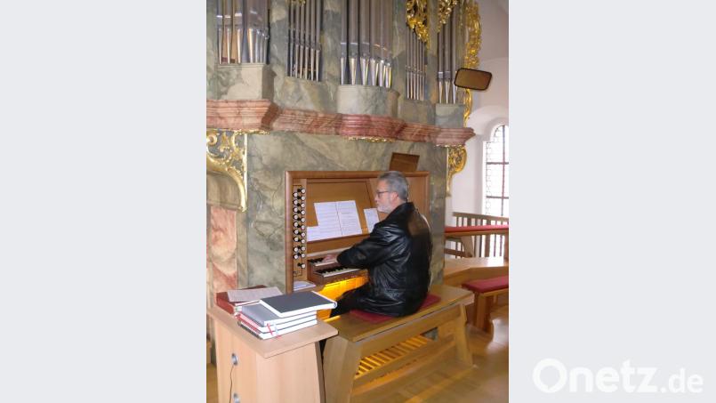 Gerhard Linhart begleitet den Chor seit fast 50 Jahren als Organist. Bild: sh