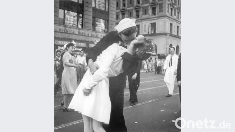 George Mendonsa war durch eine Kuss-Szene während einer spontanen Siegesfeier zur Kapitulation Japans im Zweiten Weltkrieg auf dem Times Square in New York am 14. August 1945 bekannt geworden. Bild: Victor Jorgensen/U.S. Navy/AP/dpa