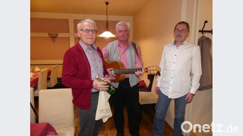 Hans Rupprecht (rechts) dankt Werner Hofmann (links) mit einem Sektpräsent für eine wichtige "Holzlieferung". Sepp Kämpf bereichert die Valentinsfeier mit Couplets und Sprüchln. Bild: rn