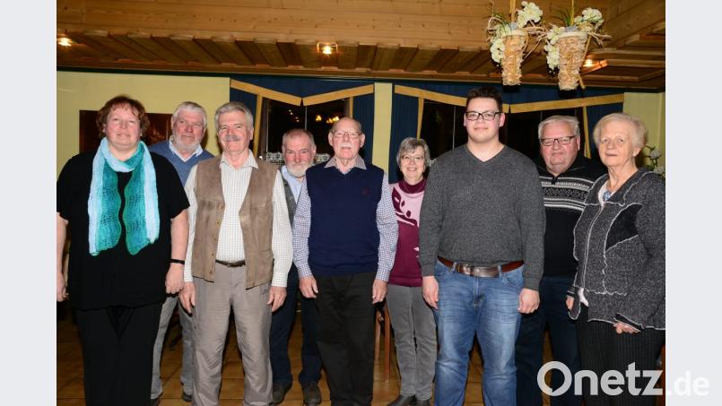Die Mitglieder des OWV Parkstein vertrauen weiter auf Vorsitzende Christine Hundhammer, Stellvertreter Franz Bringer, Kassier John Beard, Schriftführer Philipp Hundhammer (vorne, von links) und den Beisitzern Willi Bleich, Alfons Pschierer, Sissy Bringer, Kassenprüfer Paul Schumacher und Beisitzerin Elfriede Beard (hinten, von links). Bild: bey