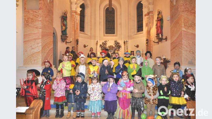 Bunt kostümiert feiern die Buben und Mädchen des KIndergartens in der Pfarrkirche mit Pfarrer Wilhelm Bauer den Gottesdienst. Bild: es