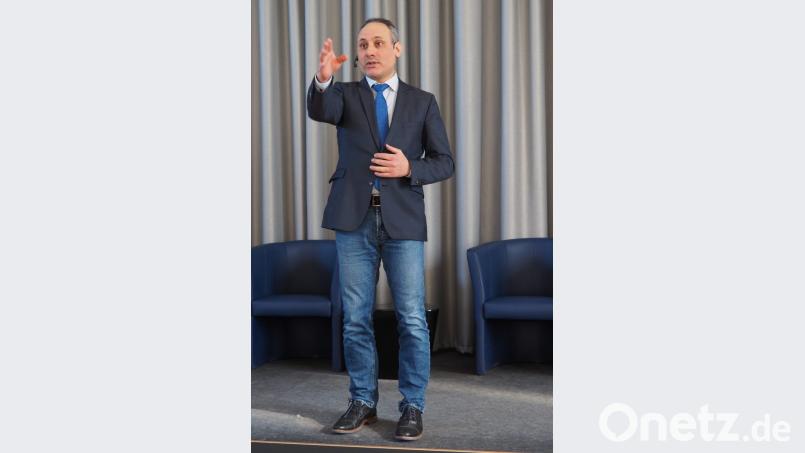 Europa-Parlamentarier Ismail Ertug diskutiert mit Berufsschülern der Europaberufsschule Weiden. Bild: Bühner