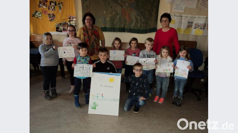 Stolz zeigen die Kinder ihre Vorschläge für die phantasievolle Gestaltung der T-Shirts. Bild: ksi