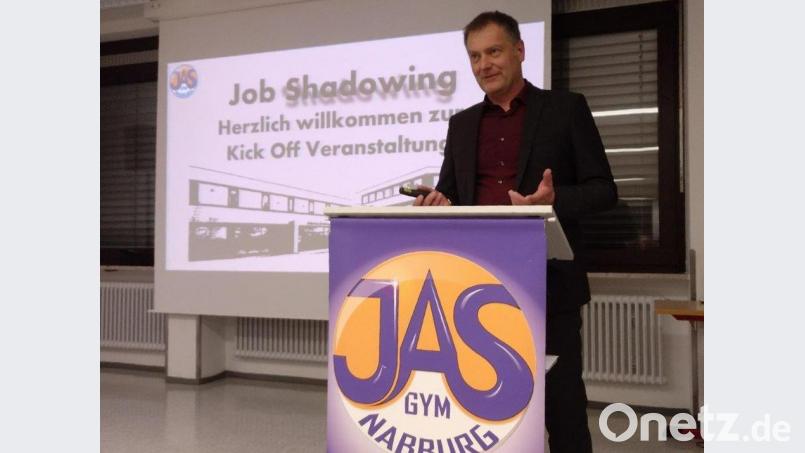 Schulleiter Christian Schwab zeigte sich bei der Begrüßung der zahlreichen Gäste sehr zuversichtlich, dass sich das „Job Shadowing“-Projekt zu einem zeitgemäßen, attraktiven und vor allem nachhaltigen Angebot der Berufsorientierung am JAS-Gymnasium Nabburg entwickeln wird. Bild: exb