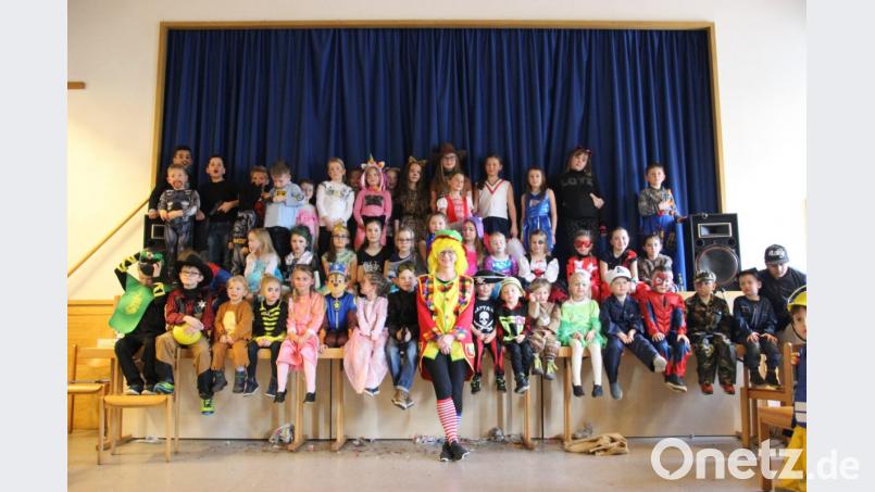 Nur kurz stillsitzen und dann geht weiter im Programm beim Kinderfasching der DJK Windischeschenbach. Die Organisatoren haben den Buben und Mädchen jede Menge Abwechslung geboten. Bild: exb