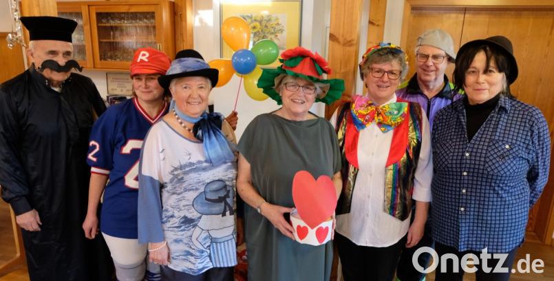Die &quot;guten Geister&quot; im Klub 70 haben alles organisiert, um dem närrischen Volk Freude zu bereiten. Von links: Gerd Lindner, Irena Herrmann, Sieglinde Sommer, Heike Horn, Brigitte Bock, Werner Bock und Leiterin Renate Lindner. Bild: le