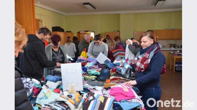 Beim Kinderbasar "Zwergentreff" warteten knapp 4000 Artikel im Gemeindehaus auf interessierte Kunden. Bild: dob