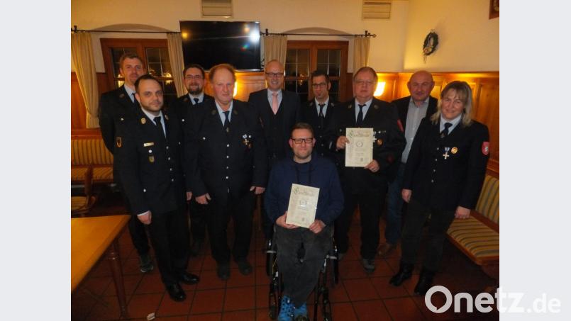 Für langjährige Treue gratulieren Zweite Vorsitzende Christa Segerer und HKA-Vorsitzender Georg Götz (von rechts), Vorsitzender Christian Gebhard und Bürgermeister Bernhard Lindner (ab Vierter von rechts) sowie Zweiter Kommandant Albert Karl, Kreisbrandmeister Michael Iberer und Kommandant Stefan Herkommer (von links). Bild: ibj