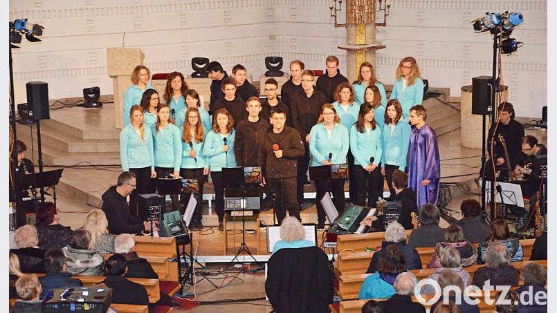 Harmonisch fügen sich die Stimmen der Sänger in die Melodien der fünfköpfigen Band ein. Bild: ü