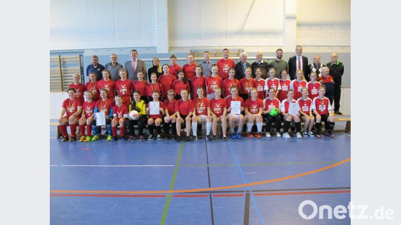 Die Mannschaften der Hallen-Fußball-Landkreismeisterschaft der Mädchen der 5. bis 10. Klassen (von links): 1. Realschule Auerbach, 3. MS Hahnbach, 2. Krötensee-MS und 4. Mittelschule Schnaittenbach mit (2. Reihe links) Erika Beyerlein und (hinten, von links) Klaus-Dieter Seibold, Helmut Lippert, Vilsecks Bürgermeister Hans-Martin Schertl, Förderlehrerin Evelyn Schmidt und Studienrat Wolfgang Schmidt (beide Hahnbach), Studienrat Christian Biersack (Krötensee), Hans Grimm, Konrad Köppl, Fachlehrer Dominic Lohr (Schnaittenbach), Josef Göttlinger, Michael Gradl und Karl Heinz Grollmisch sowie Karl Eckert (2. Reihe rechts). Bild: khg
