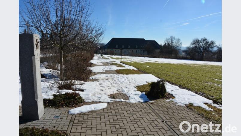 Nach Ansicht der SPD-Fraktion wäre die gemeindeeigene Fläche entlang des Kreuzwegs (im Bild rechts) für die Schaffung von Gartengrundstücken geeignet. CSU und Freie Wähler lehnten den Vorschlag ab. Bild: jr