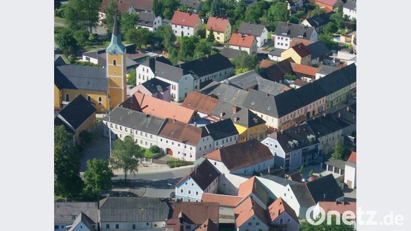 Erneut versucht ein Rathauschef, den Marktplatz (links) neuzugestalten, mit ungewisser Zukunft. Die Sanierung des Anwesens in der Hauptstraße 17 (Mitte, rechts) für einen für Josef Schmucker erschreckenden Betrag erregt hingegen die Gemüter im Marktrat. Bild: fjo