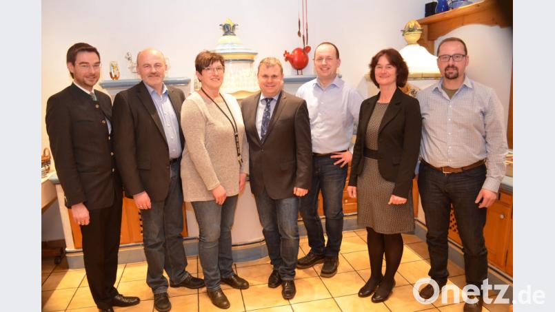 Landtagsabgeordneter Stephan Oetzinger (links) und Bürgermeister Karlheinz Budnik (Mitte) gratulieren den Kandidaten der Neuhauser CSU. Von rechts: Andreas Punzmann, Brigitte Kreinhöfner, Andreas Egeter, Bürgermeister Budnik, Roswitha Witt, Thomas Wilhelm sowie Landtagsabgeordneter Stephan Oetzinger. Nicht auf dem Bild: Michael Giehl. Bild: fz