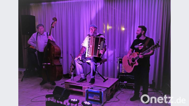 "Ungschminggd" begeistert das Publikum mit humorvollen satirischen Texten und guter Musik Bild: twi