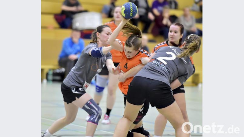 Rückraumspielerin Selina Wrosch (Mitte) von der HG Amberg wird am Forchheimer Kreis von Linda Gärtner (links) und der Ex-Ambergerin Hannah Nemeth (rechts) gefoult, beobachtet von HG-Kreisläuferin Romina Sommer (rechts hinten). Bild: Ziegler