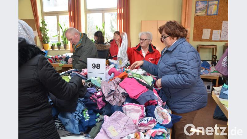 Beim Kinderbasar "Zwergentreff" warteten knapp 4000 Artikel im Gemeindehaus auf interessierte Kunden. Bild: dob