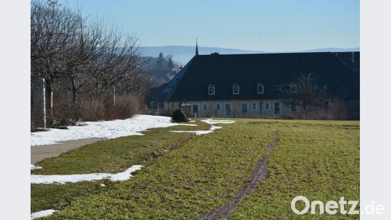 Entlang des Kreuzwegs, im rechten Bereich, will die SPD-Fraktion Gartengrundstücke entstehen lassen. Sie hofft damit etwas gegen den demographischen Wandel erreichen zu können. CSU und Freie Wähler lehnten den SPD-Antrag als nicht geeignet ab, zumal Kreuzweg und das Kloster Theresianum vor solchen Bauten geschützt werden sollen. Bild: jr