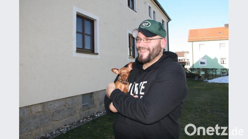 Emily und Michael Friedrich im Hinterhof, wo die Tierquälerei schließlich ihr Ende fand. Bild: wro